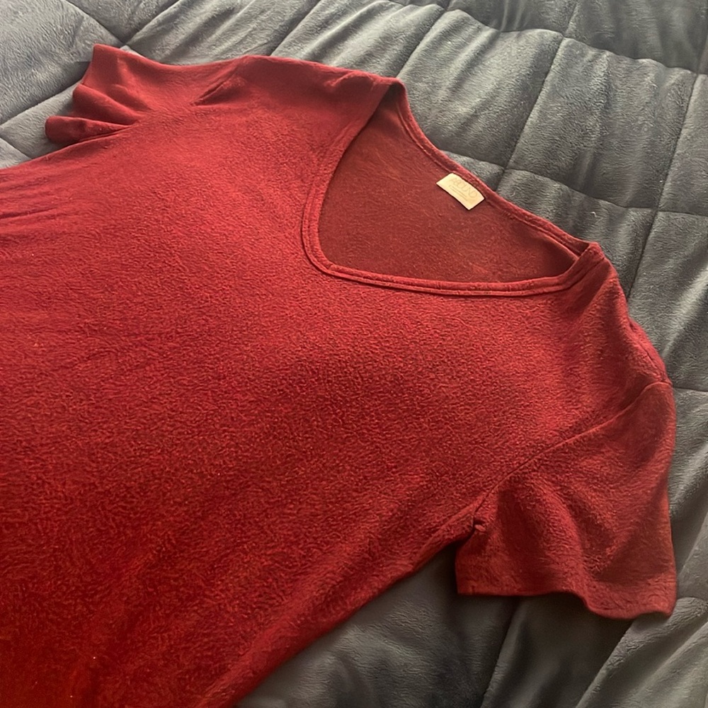 V neck knitted t-shirt with split hem.